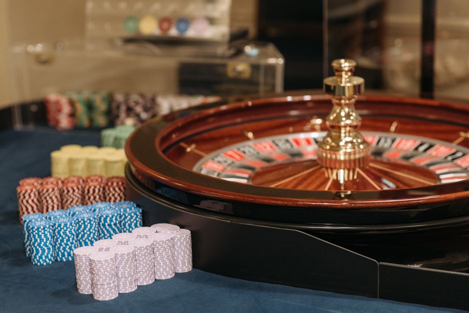 Online Casino Freispiele ohne Einzahlung 2026: Angebote & Bedingungen: Roulette-Kessel und Jetons auf einem Casinotisch — Symbolbild zum Bonusvergleich ohne Einzahlung